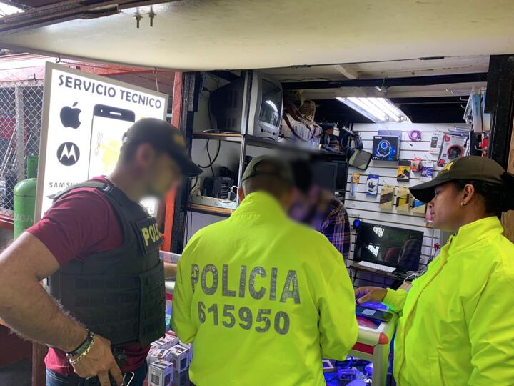 Entre los elementos recuperados están 11 reproductores de DVD de diferentes marcas y series