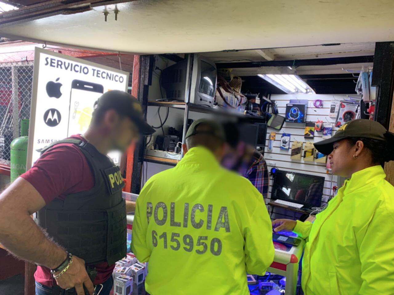 Entre los elementos recuperados están 11 reproductores de DVD de diferentes marcas y series