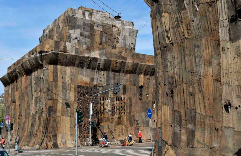 1 de abril - Las puertas históricas de Porta Venezia del siglo XIX están envueltas en sacos de yute como parte de la instalación "Un amigo" del artista ghanés Ibrahim Mahama, después de la Semana del Arte de Milán. FOTO: Daniel Dal Zennaro / ANSA vía AP 