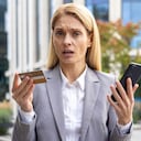 Los ciberdelincuentes pueden aprovechar algunas vulnerabilidades del celular para estafar.