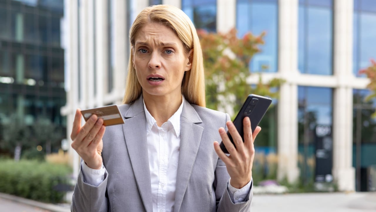 Los ciberdelincuentes pueden aprovechar algunas vulnerabilidades del celular para estafar.