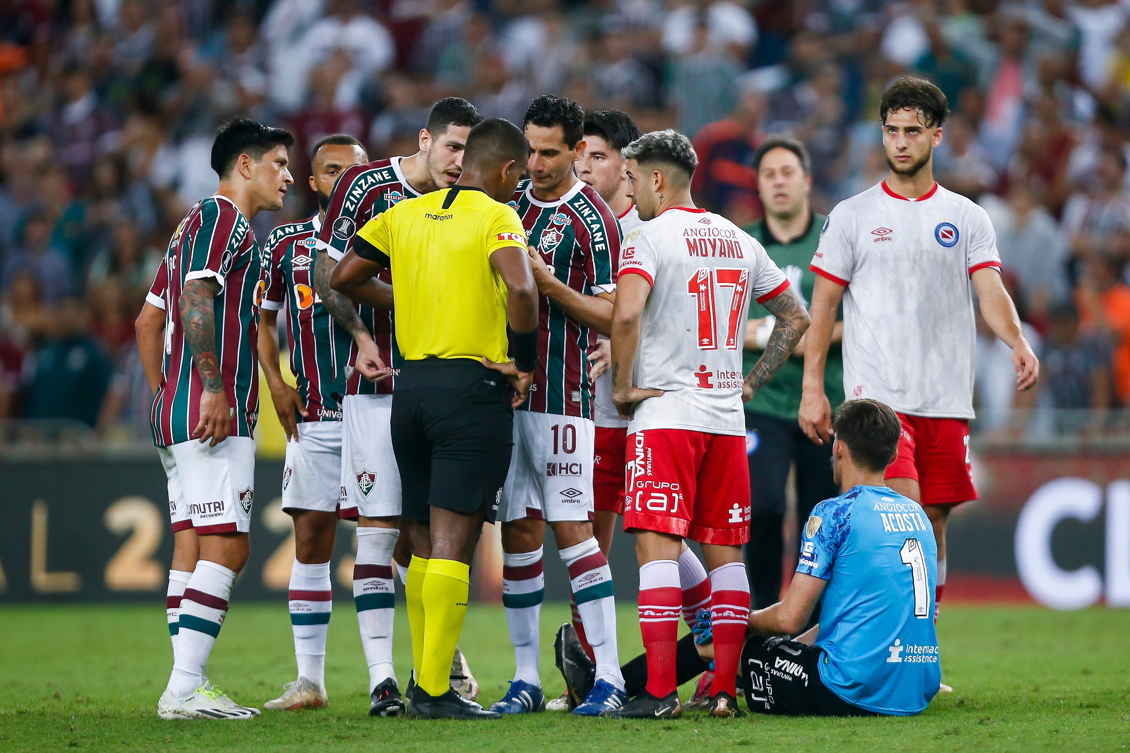 RIO DE JANEIRO, BRAZIL - AUGUST 08: Paulo Henrique Freitas of Fluminense speaks to referee Alexis Herrera during the Copa CONMEBOL Libertadores round of 16 second leg match between Fluminense and Argentinos Juniors at Maracana Stadium on August 08, 2023 in Rio de Janeiro, Brazil. (Photo by Wagner Meier/Getty Images)