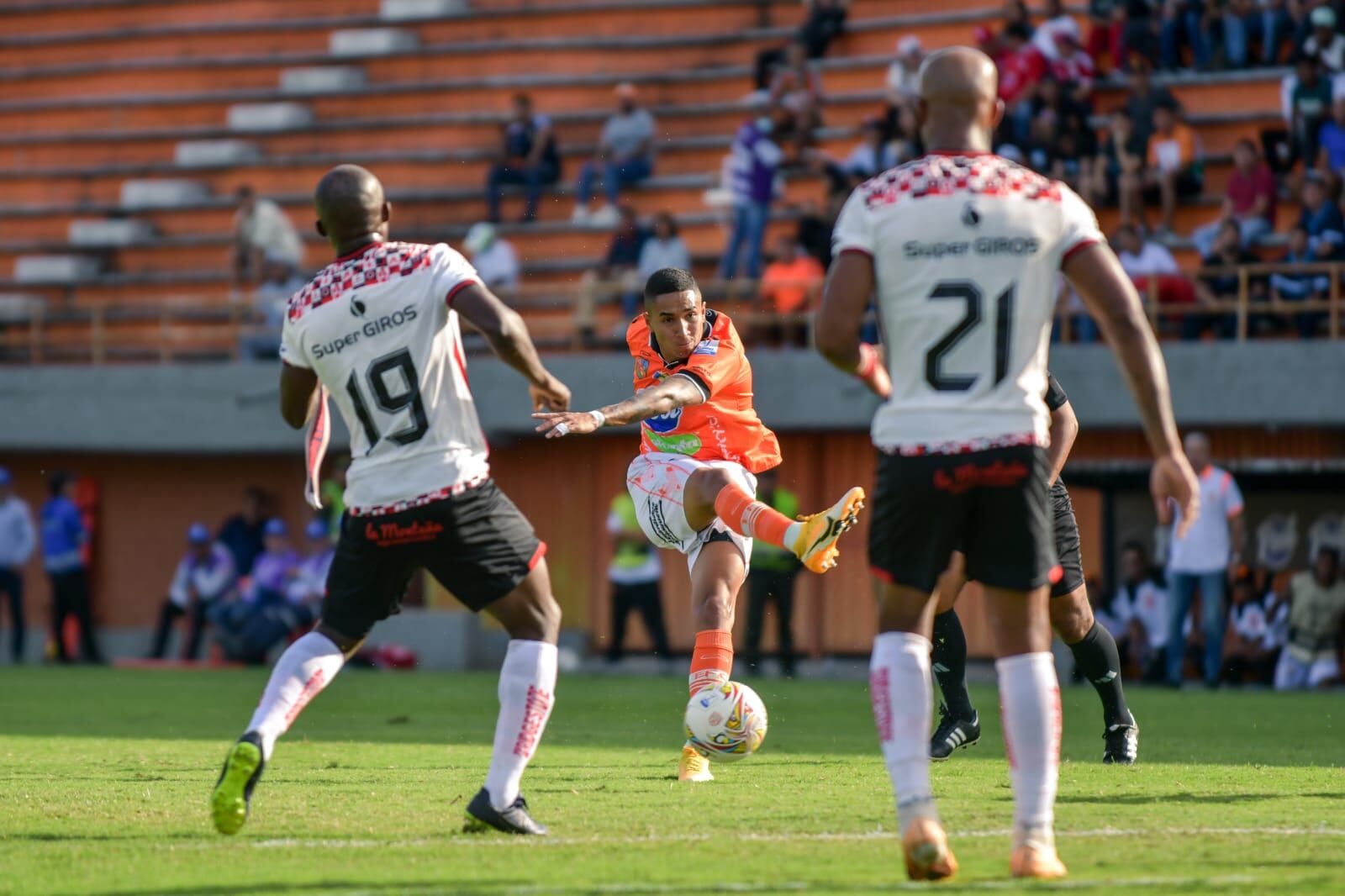 Acción de juego entre Envigado y el América en el partido aplazado de la fecha seis de la Liga Betplay II-2023.