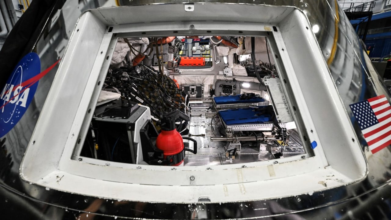 Vista a través de una ventana de la maqueta de la nave espacial Orión el 7 de abril de 2026 en el Centro Espacial Johnson en Houston, Texas. (Foto de RONALDO SCHEMIDT / AFP)