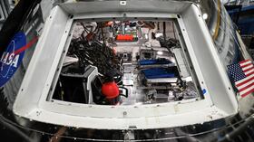 Una vista a través de una ventana de la maqueta de la nave espacial Orion el 7 de abril de 2026 en el Centro Espacial Johnson en Houston, Texas. Después de completar su sobrevuelo lunar, rompiendo el récord de distancia desde la Tierra, la tripulación del Artemis II se dirige a casa, y aterrizará en el Pacífico frente a la costa de California a finales del 10 de abril. (Foto de RONALDO SCHEMIDT / AFP)