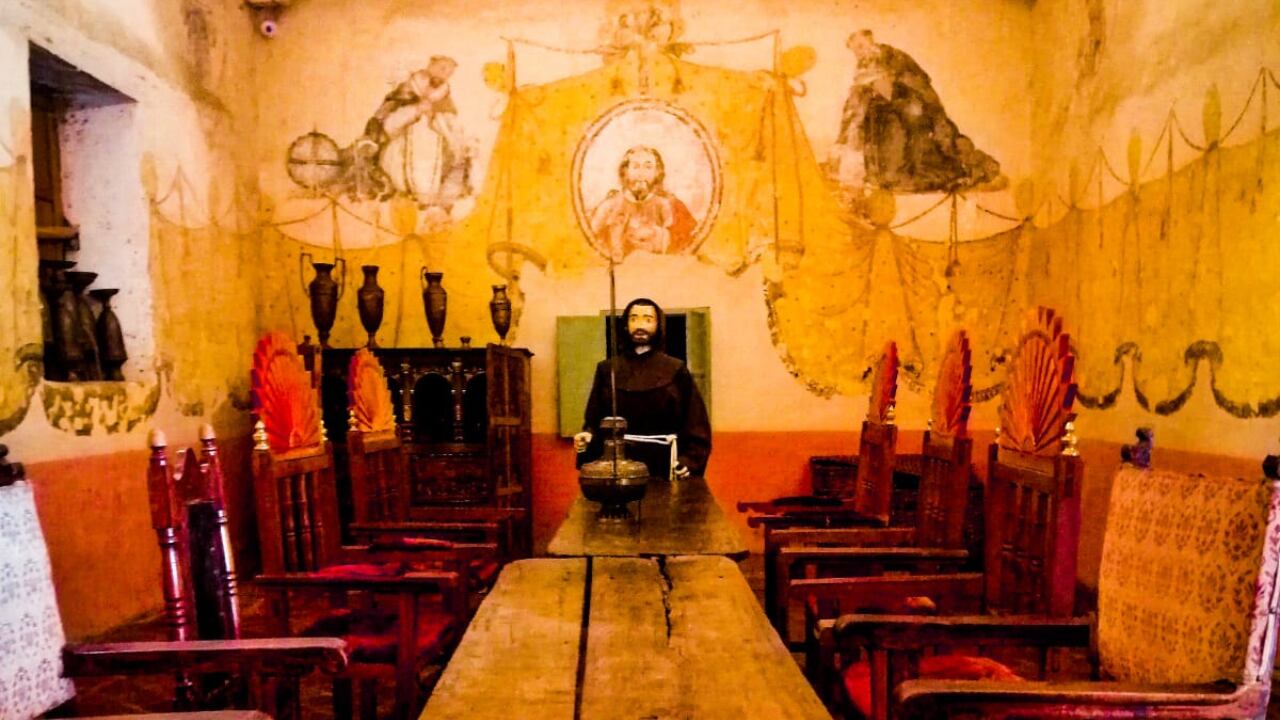 El convento junto con la basílica alberga utensilios y muebles, pertenecientes a los franciscanos.