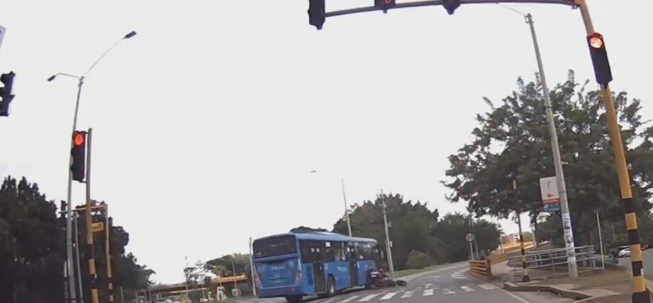 Revelan impactante video de accidente en Cali donde una mujer murió.