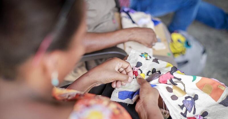 Una de las Tejedoras de Mampuján teje un tapiz.
