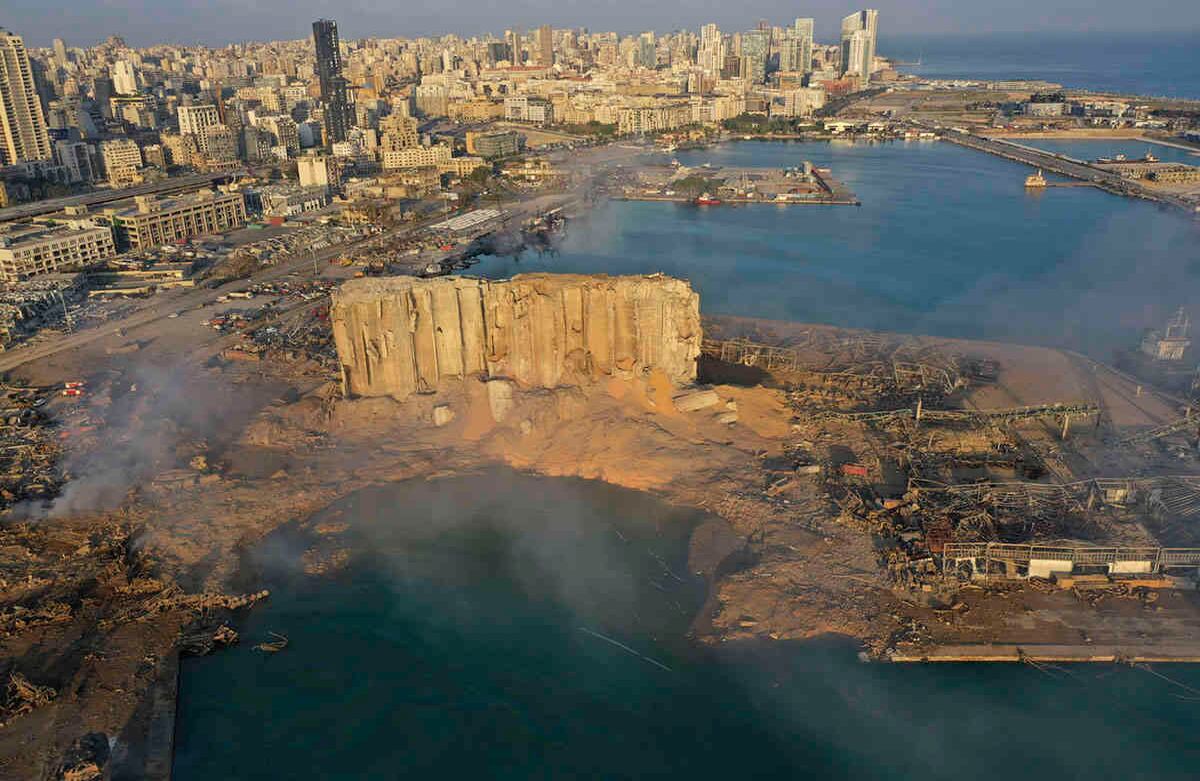 Desde un dron se puede ver la escena que dejó la explosión que golpeó el puerto marítimo de Beirut, Líbano, el miércoles 5 de agosto de 2020. La explosión sacudió a Beirut, aplastando gran parte del puerto de la ciudad, dañando edificios y creando un gigante hongo atómico en el cielo. Foto: Hussein Malla / AP 