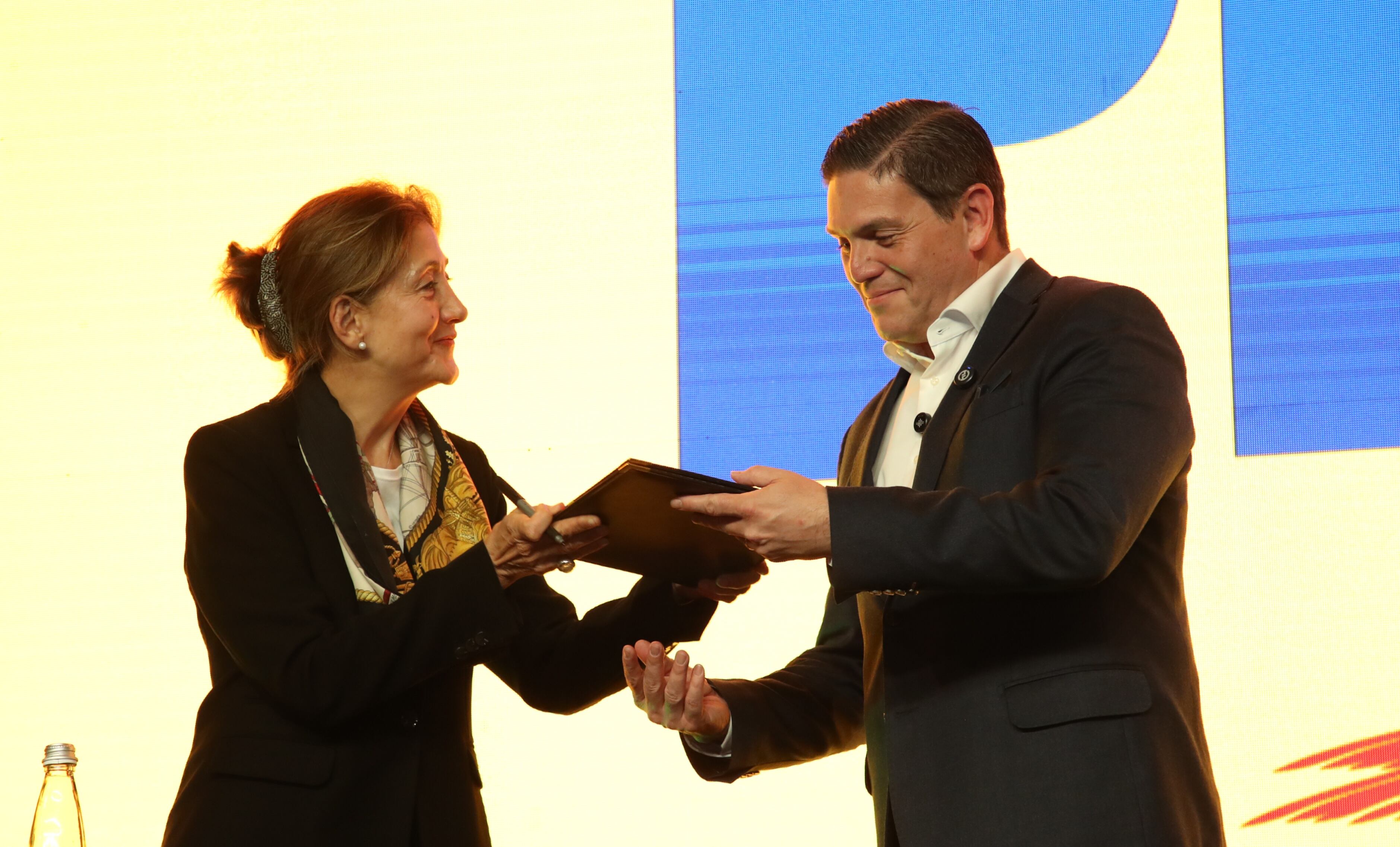 Juan Carlos Pinzón Bueno recibe el aval del Partido Oxígeno para su candidatura a la Presidencia de cara a las elecciones de 2026. Ingrid Betancourt.