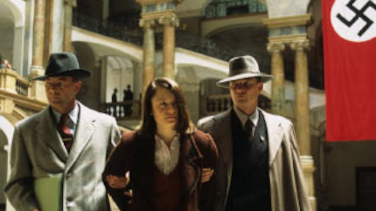 La rebelde Sophie Scholl (Julia Jentsch) es capturada por las autoridades nazis en la Universidad de Munich