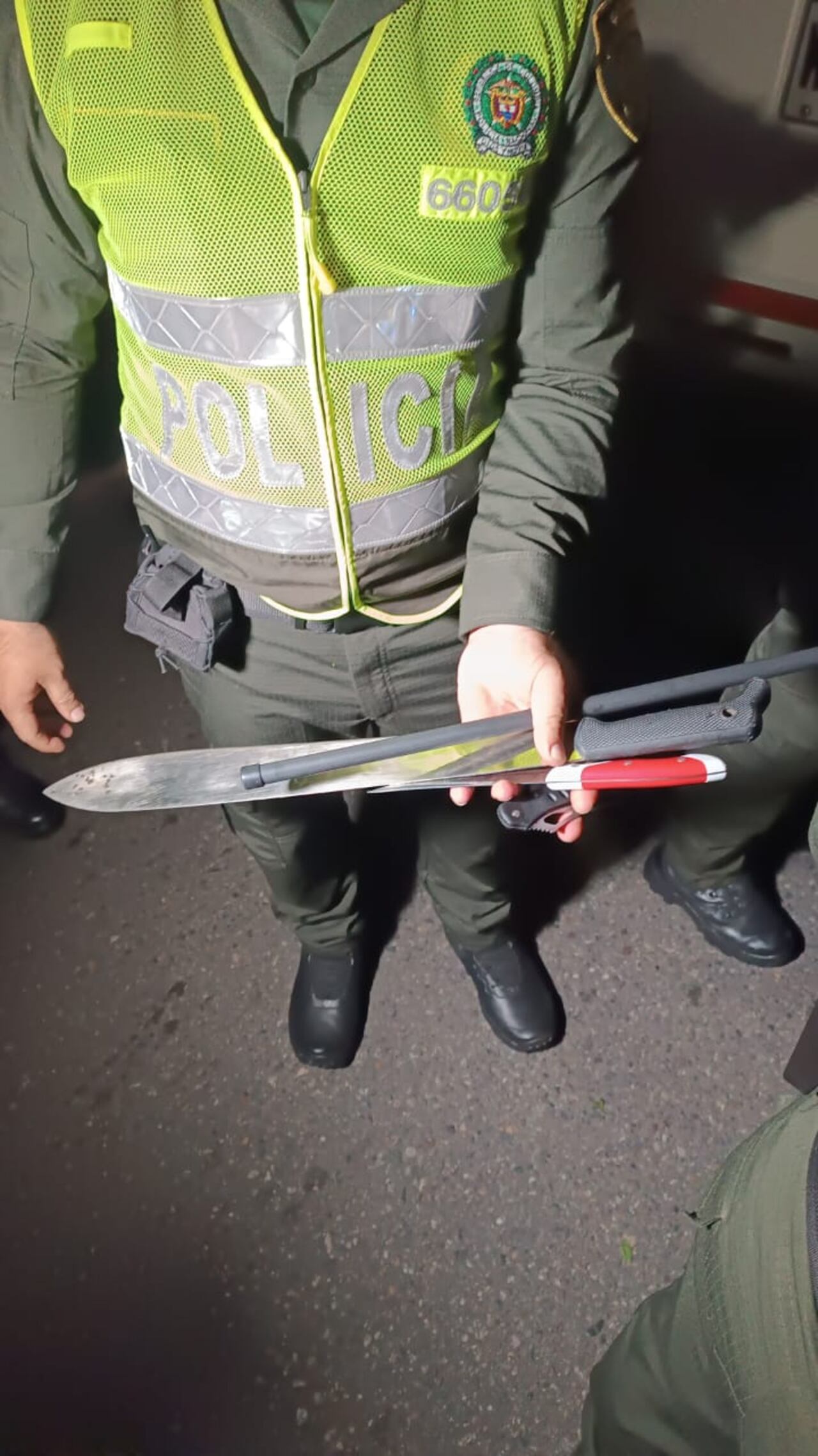 Elementos cortopunzantes incautados por la policía.