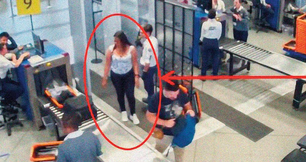   Los pasajeros pasaban los filtros de seguridad internacional. Luego, en los baños, recibían la droga.