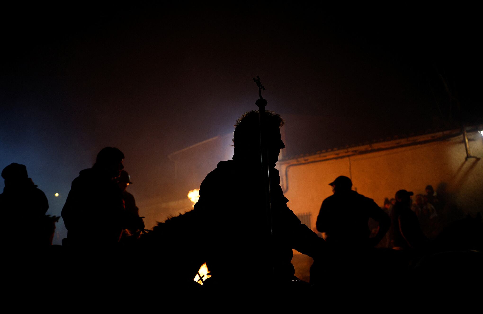 En imágenes : Un jinete atraviesa llamas durante la celebración anual de "Luminarias" en la víspera del día de San Antonio.