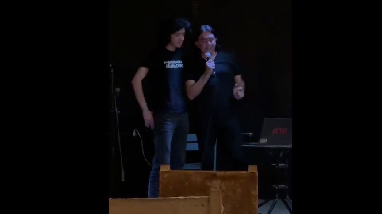Christian David Guzmán, pareja de Susana 'Boreal', cantando junto a Gustavo Bolívar.