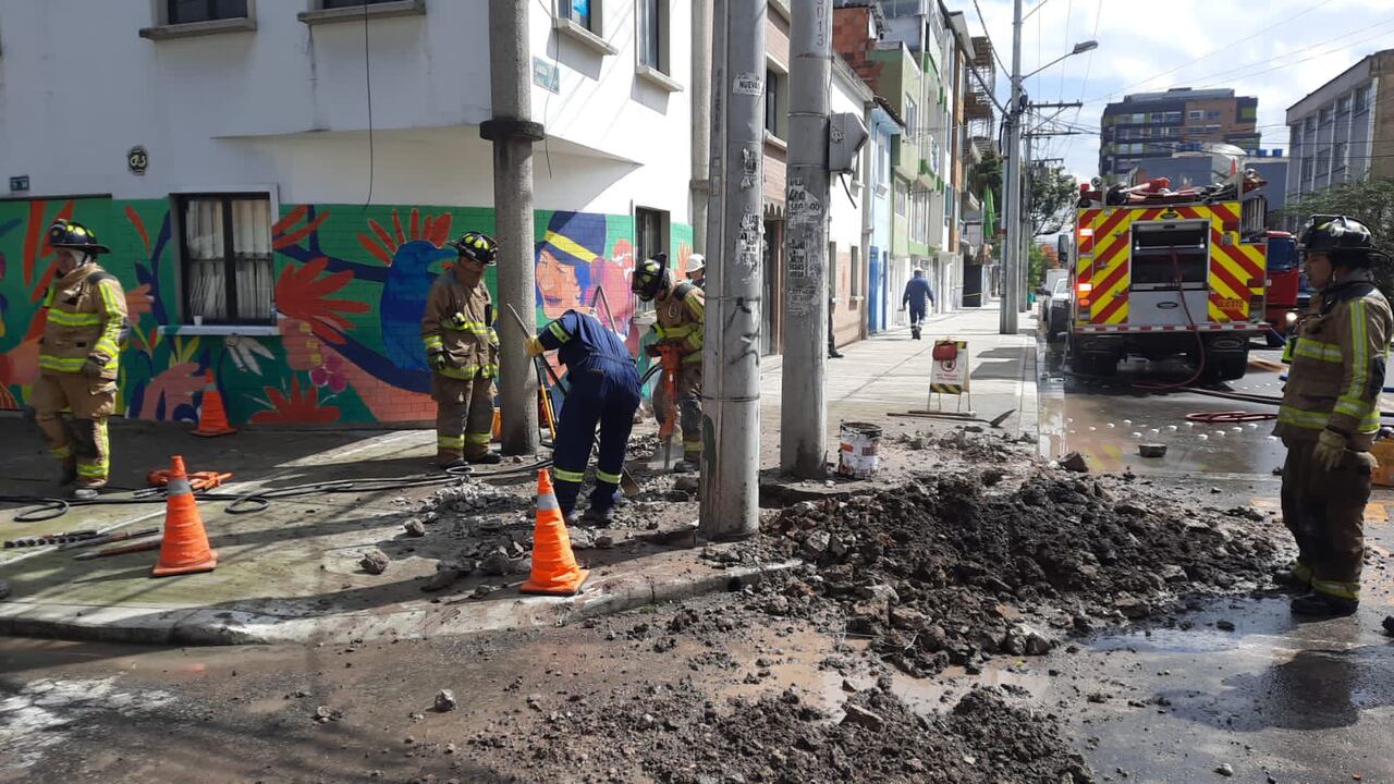 El hecho se registró en la calle 45C con carrera 25 en el barrio Palermo de la localidad de Teusaquillo, donde se revisa el tubo que conduce el combustible debajo una placa de cemento.