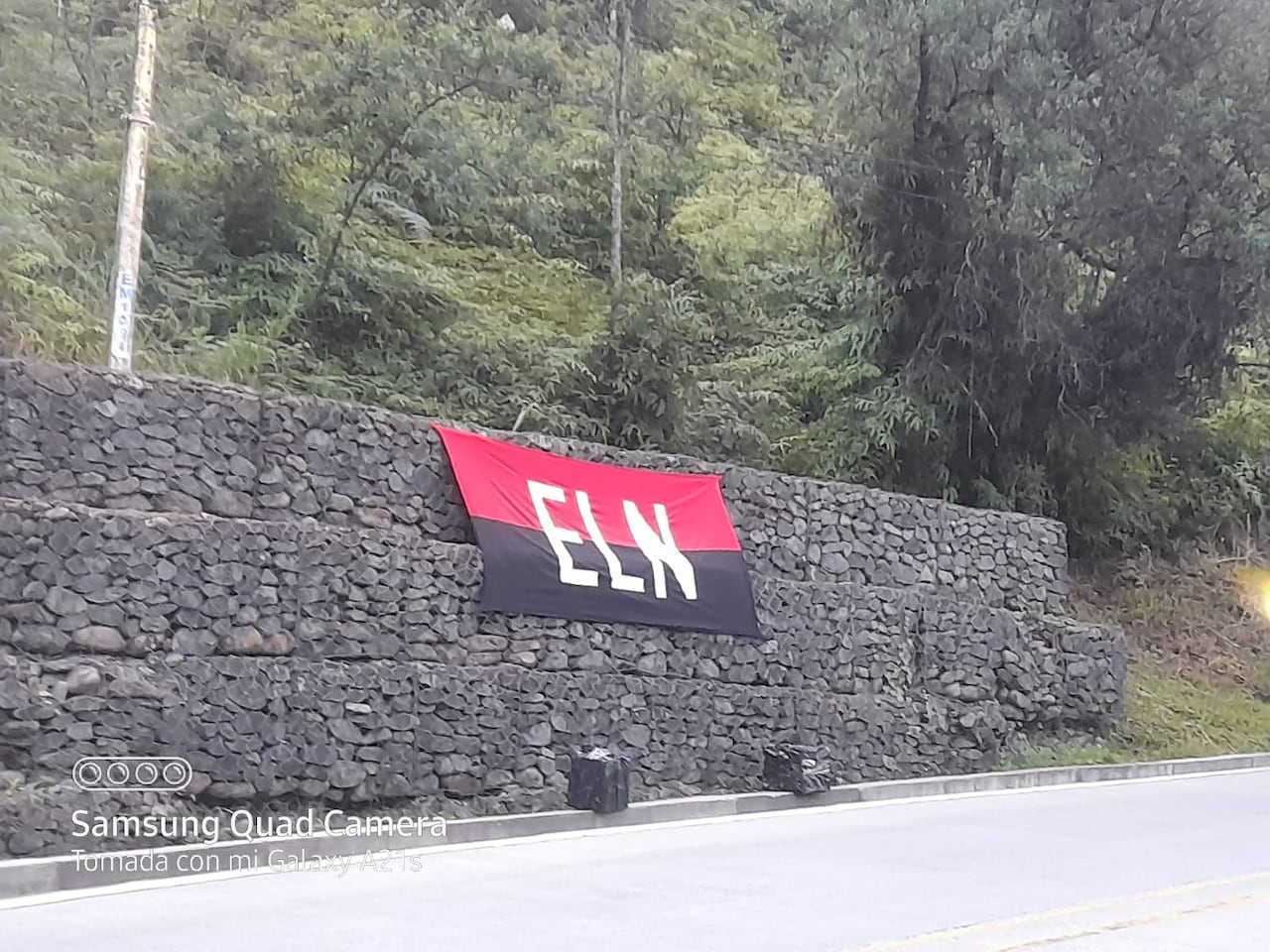 En el sector de El Sendero de la vía Popayán-Coconuco instalaron esta bandera, informaron las comunidades.
