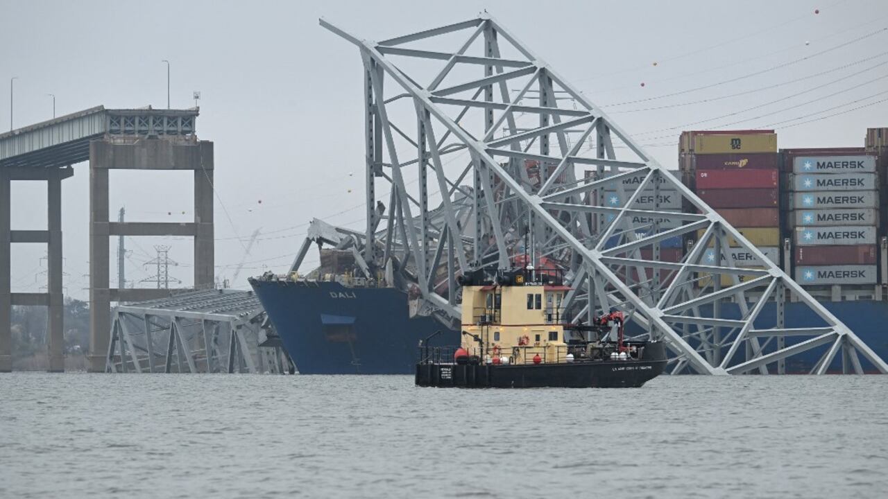 Un barco del Cuerpo de Ingenieros del Ejército de EE. UU. patrulla cerca del puente Francis Scott Key derrumbado después de que fuera golpeado por el buque portacontenedores Dali en Baltimore, Maryland, el 27 de marzo de 2024 (Foto de Jim WATSON / AFP)