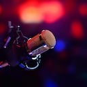 Los podcast se pueden grabar con micrófonos profesionales o convencionales. Foto: Getty Images.