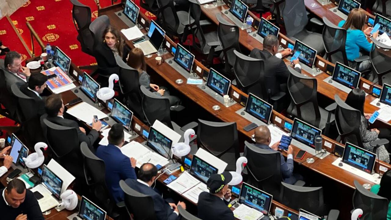 Los representantes del uribismo llevaron estos animales de plástico para protestar por gastos innecesarios en el Gobierno de Gustavo Petro.