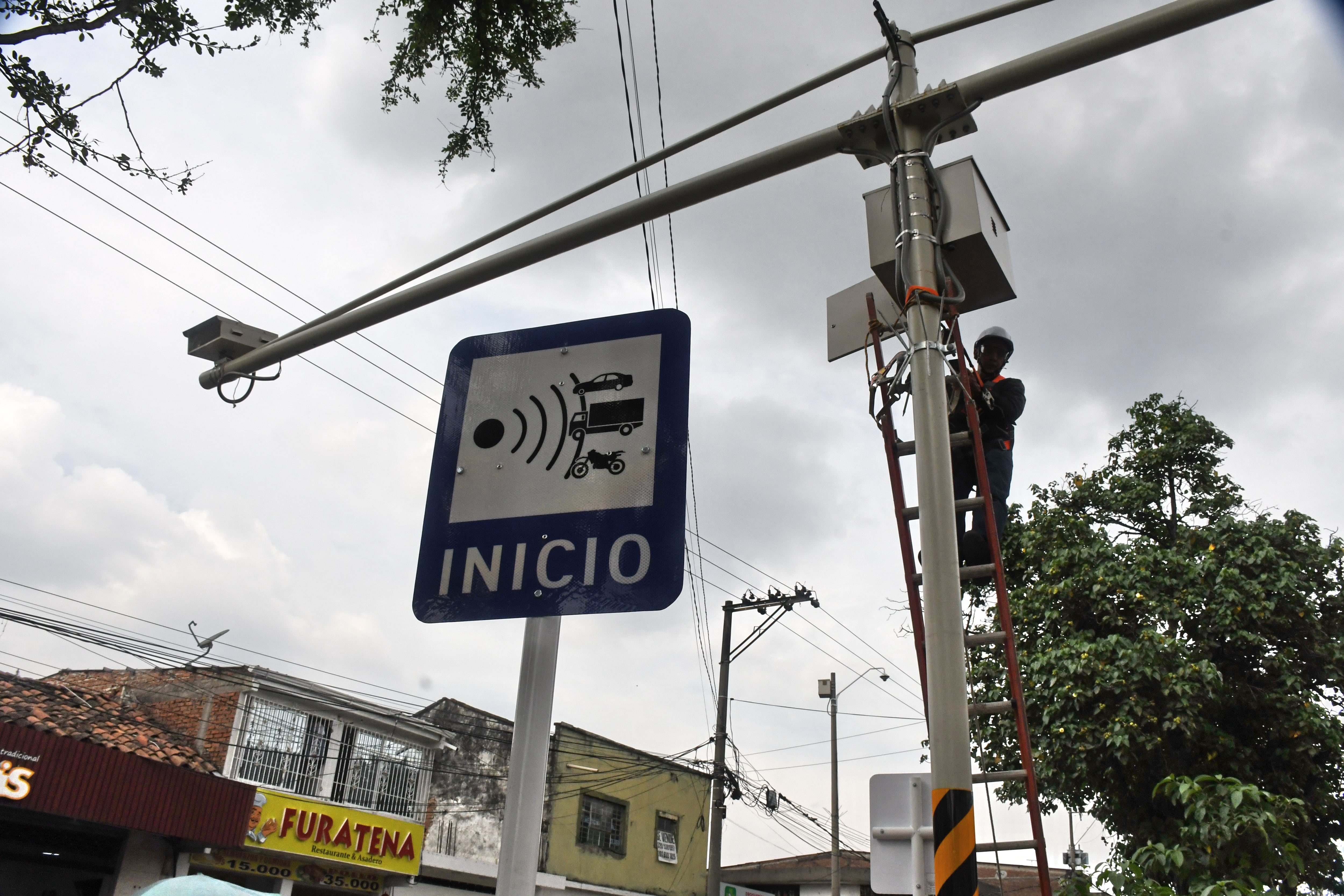 Cali: Instalación de nuevas cámaras de fotomultas en las diferentes vías de la ciudad. Foto José L. Guzmán