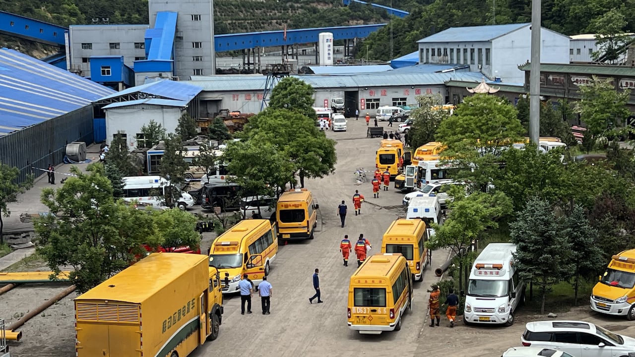 Vista general de los miembros del equipo de rescate y los vehículos de emergencia llegando a la mina de carbón de Liushenyu tras una explosión de gas en Changzhi.