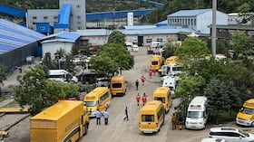 Vista general de los miembros del equipo de rescate y los vehículos de emergencia llegando a la mina de carbón de Liushenyu tras una explosión de gas en Changzhi, en la provincia de Shanxi, al norte de China, el 23 de mayo de 2026.