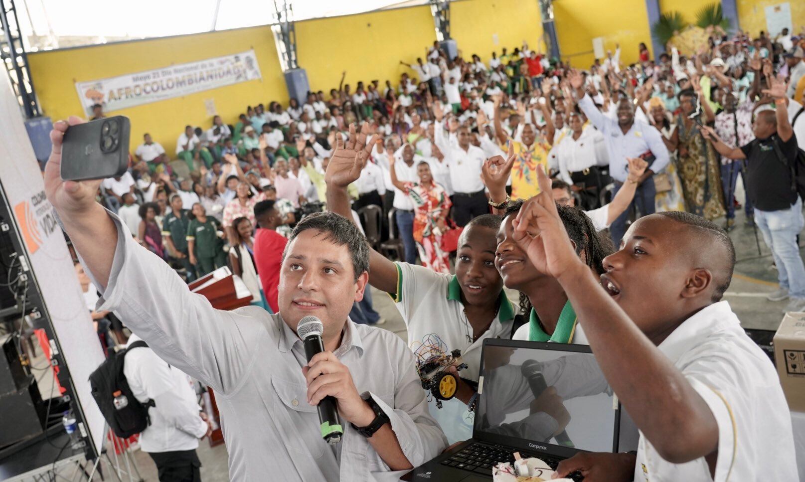 Mauricio Lizcano entregó computadores en Chocó.
