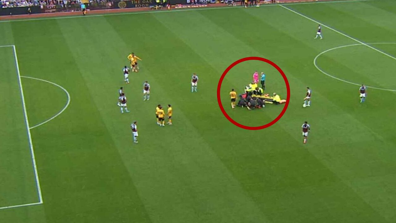 Yerson Mosquera fue retirado en camilla durante el partido de Wolves vs. Aston Villa