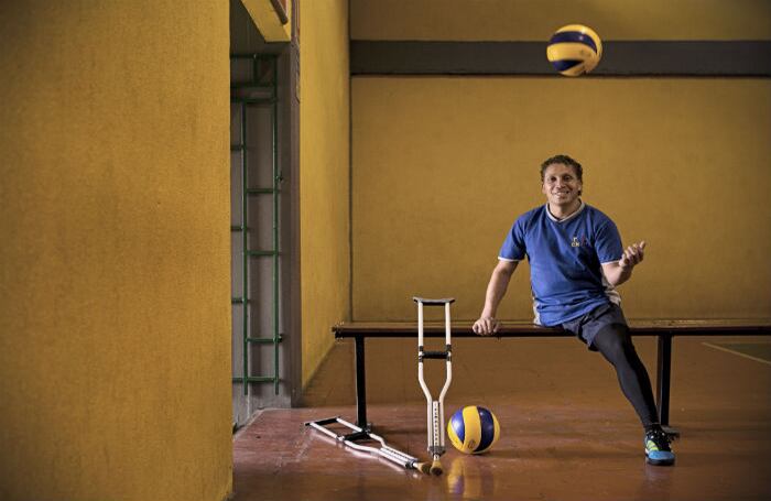 FRANSUA: Fransua García es artesano y padre de cuatro hijos. A las 10:30 p. m. del Día de la Madre del 2004, en el barrio de San Cristobal Sur, en Bogotá, se desplazaba hasta un barrio vecino en busca de una tienda. Cuando pasaba por un sitio despoblado lo emboscaron los integrantes de un grupo armado ilegal que había llegado al sector y que completaba cuatro días de parranda en la misma cuadra donde Fransua vivía con su familia. Un día antes, él les había reclamado porque pretendían robar una casa vecina. En represalia, lo siguieron y le dispararon a quemarropa con un changón. Como consecuencia de una infección adquirida durante su tratamiento, Fransua permaneció 72 días en coma y fue necesario amputarle su pierna derecha. Pero esto no impidió que hoy, con 38 años, se haya convertido en un consumado deportista. Practica la natación, el atletismo en muletas (especialidad en la que ha ganado varias competencias, entre ellas la Carrera de los Héroes y la Media Maratón de Bogotá) y el voleibol sentado o 'sitting Volley', disciplina en la que, con su equipo de la fundación Arcángeles, ha ganado varios títulos nacionales. Con Jennyz, su compañera con quien vive hace tres años, baila y hace exhibiciones de salsa.