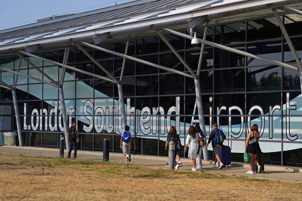 Pasajeros del aeropuerto de Southend en Essex, Londres, donde un avión de 12 metros se estrelló poco después de despegar el domingo por la tarde, lunes 14 de julio de 2025. (Joe Giddens/PA vía AP)