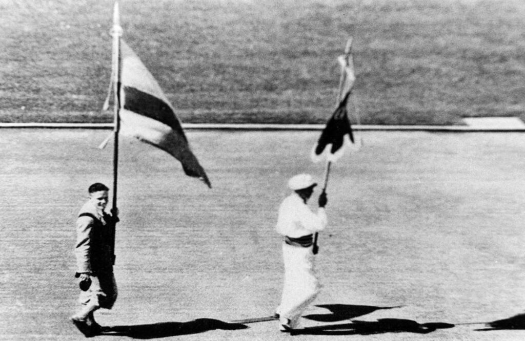 La historia de Colombia en los Juegos Olímpicos inicia en Los Ángeles 1932, cuando un joven boyacense de 22 años, llamado Jorge Perry, representó al país en la prueba de maratón. Su participación se dio gracias a las cartas que mandó al Comité Olímpico Internacional, órgano que lo aceptó en las justas deportivas y lo patrocinó en la preparación. Aunque no completó la maratón, debido a un desmayo a los 10 kilómetros, Perry se convirtió en el primer colombiano en participar en unos juegos olímpicos y recibió la medalla al mérito deportivo. Foto: Cortesía Comité Olímpico Colombiano