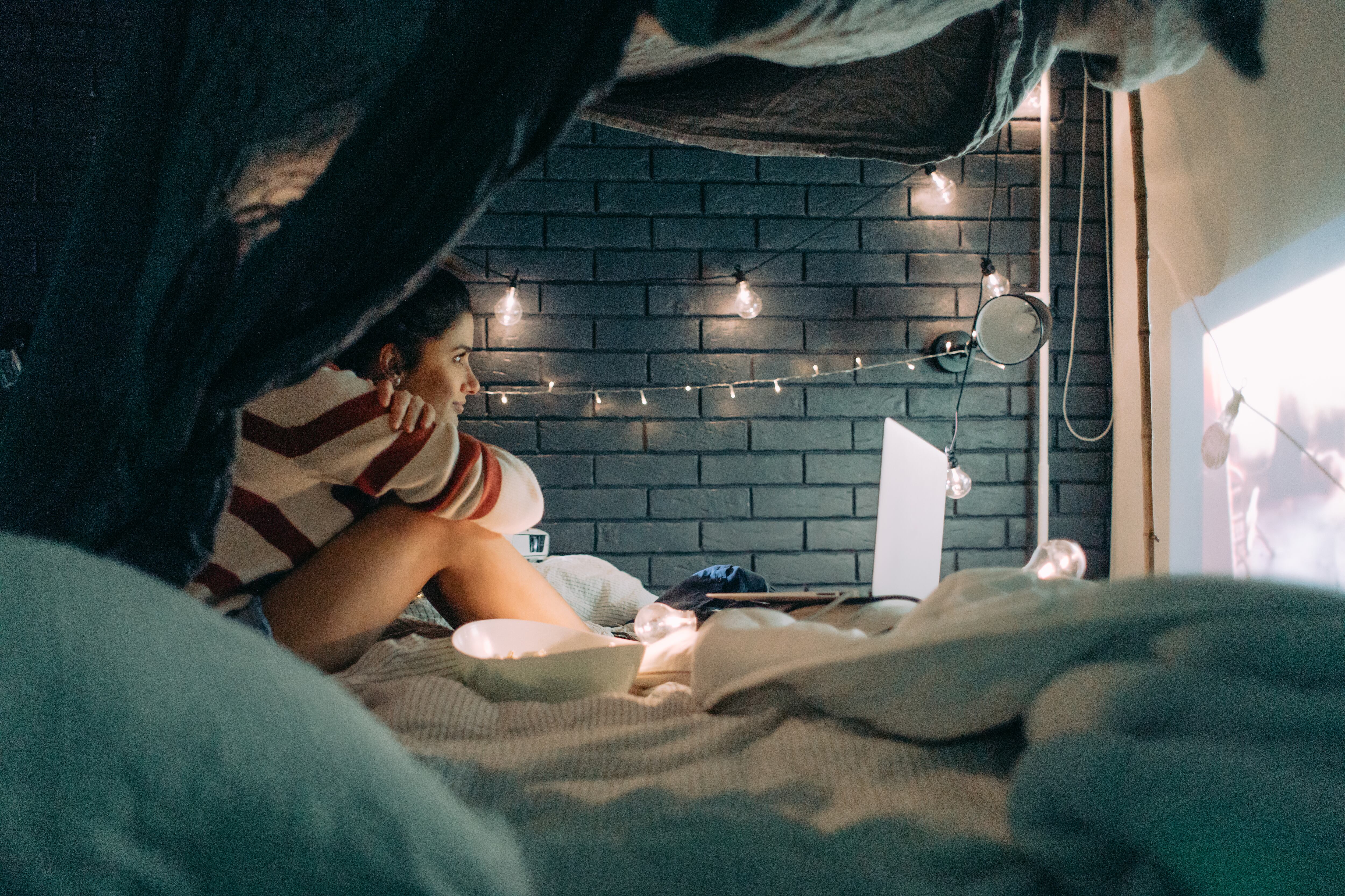 Chica Noche de película en casa - Foto: Getty Images