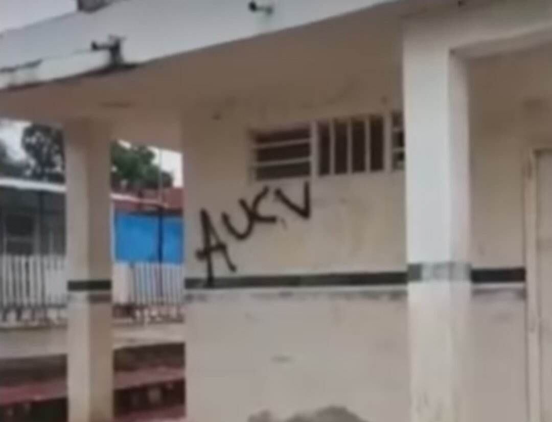 Varias casas registran estos grafitis.