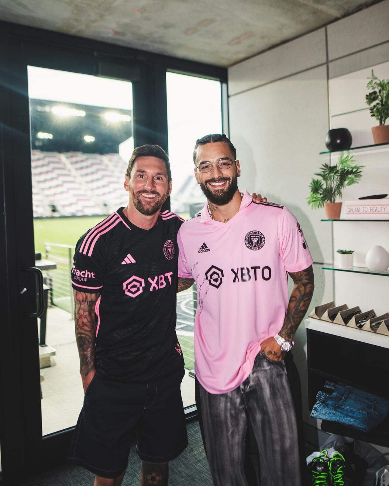 Messi y Maluma, quien luce la camiseta del astro argentino.