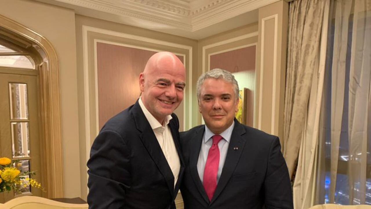 Gianni Infantino, presidente de la FIFA, y el presidente Iván Duque.