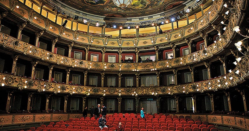 El recién restaurado Teatro Colón de Bogotá.