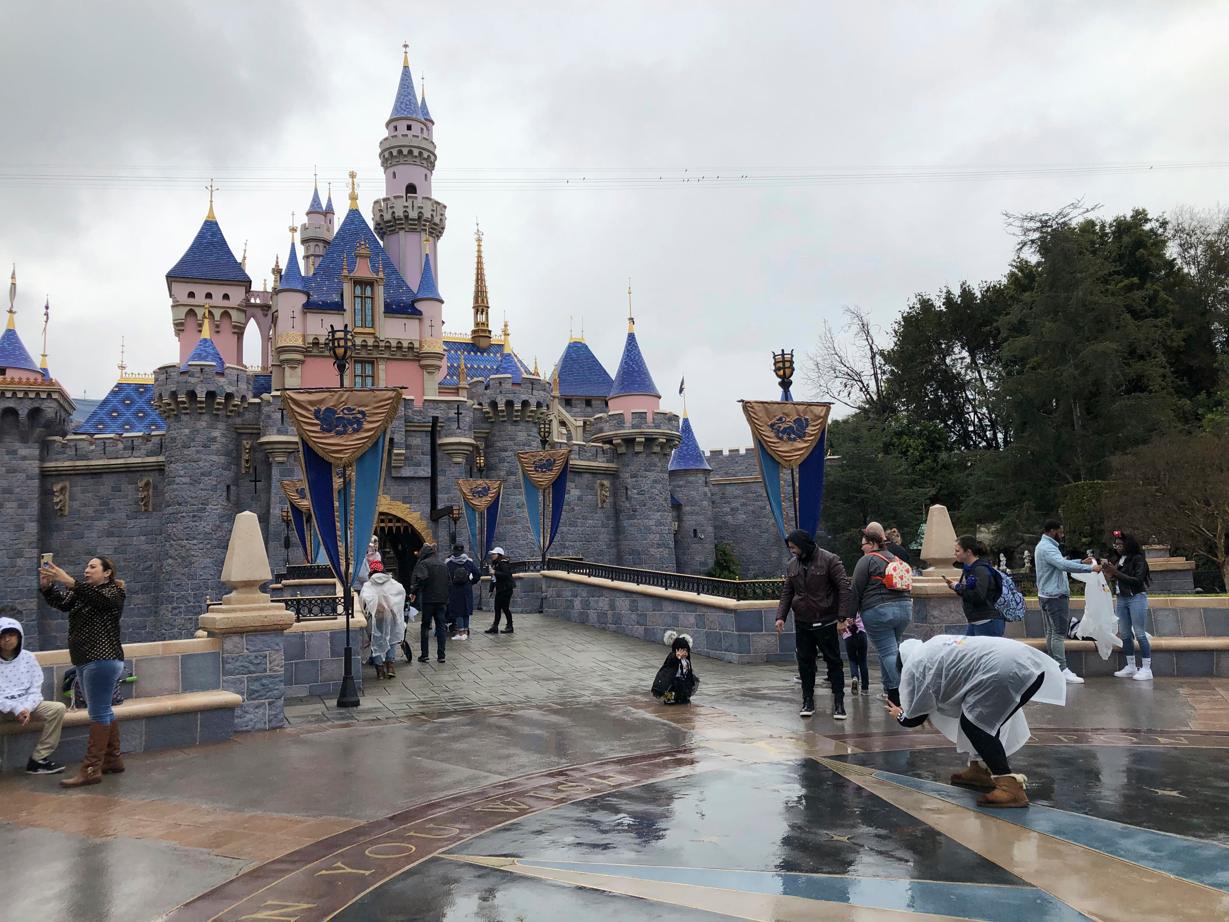 Flexibilización de restricciones por coronavirus permitiría reapertura de Disneyland en California