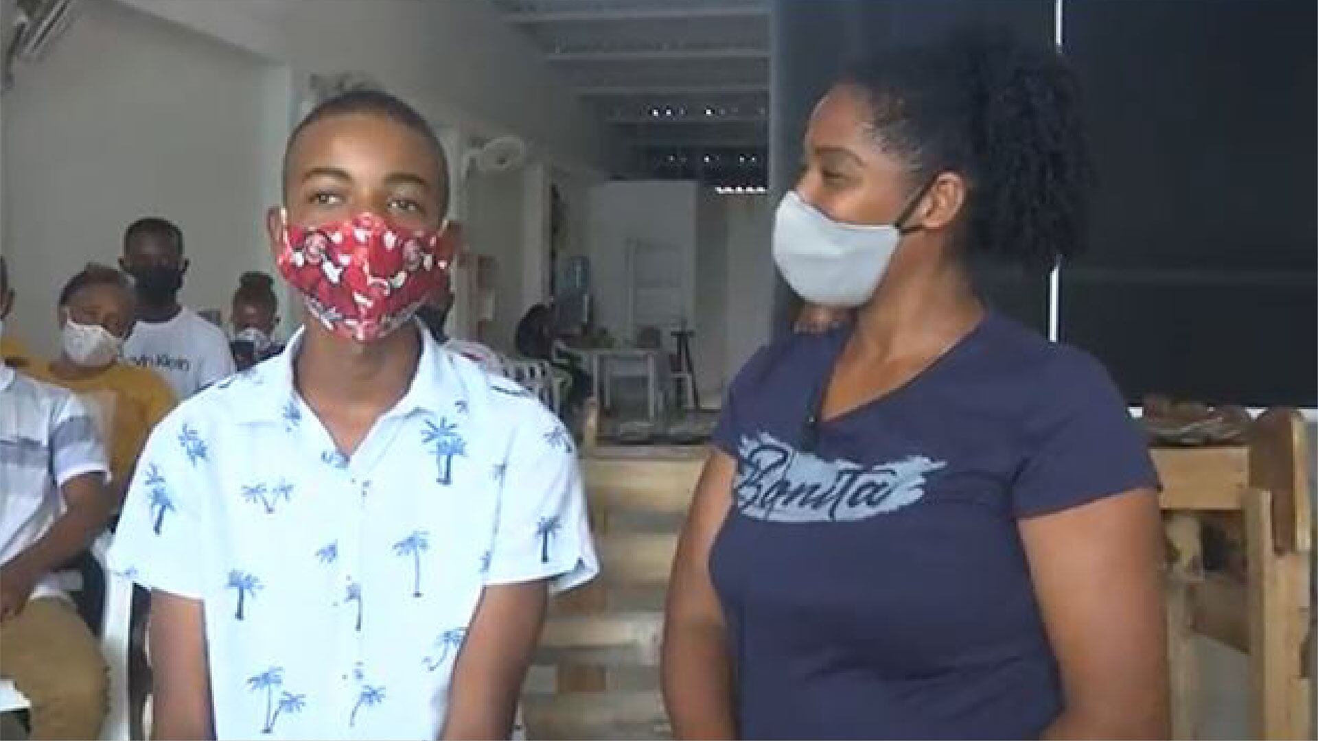 Mari Cruz Cruel, coordinadora de Teatro por la Paz, con uno de los jóvenes que integran el grupo