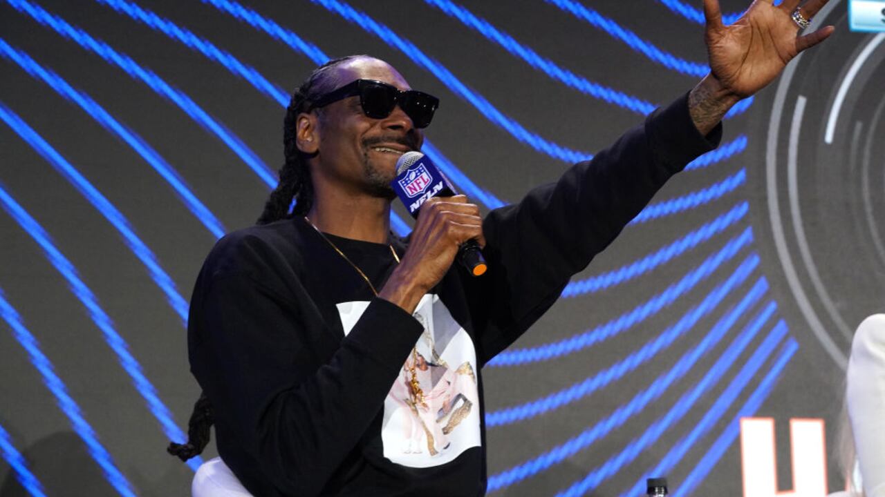 Snoop Dogg tiene de 50 años y ha creado una riqueza de 150 millones de dólares.