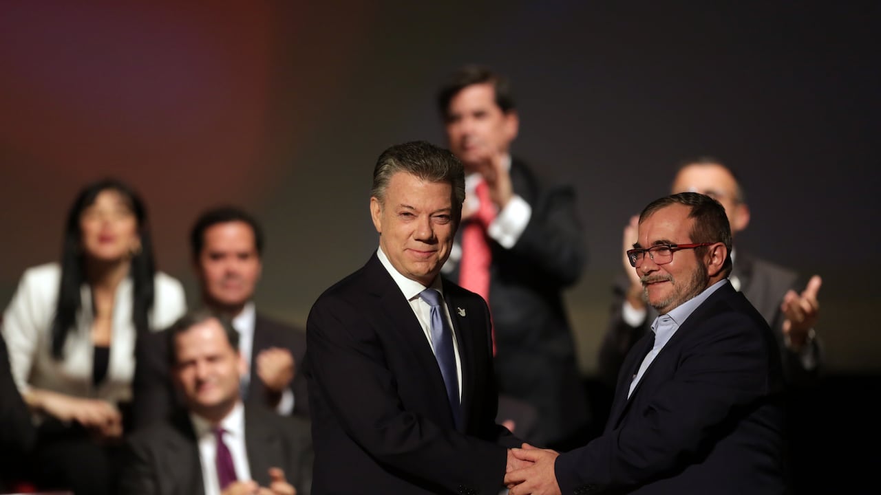 Juan Manuel Santos y Timochenko firmaron el acuerdo de paz.