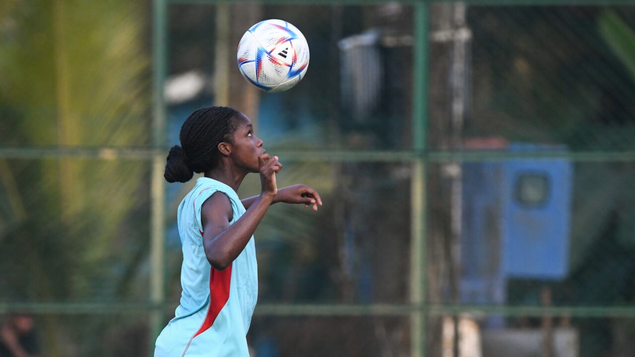 Linda Caicedo durante un entrenamiento de Colombia en la India