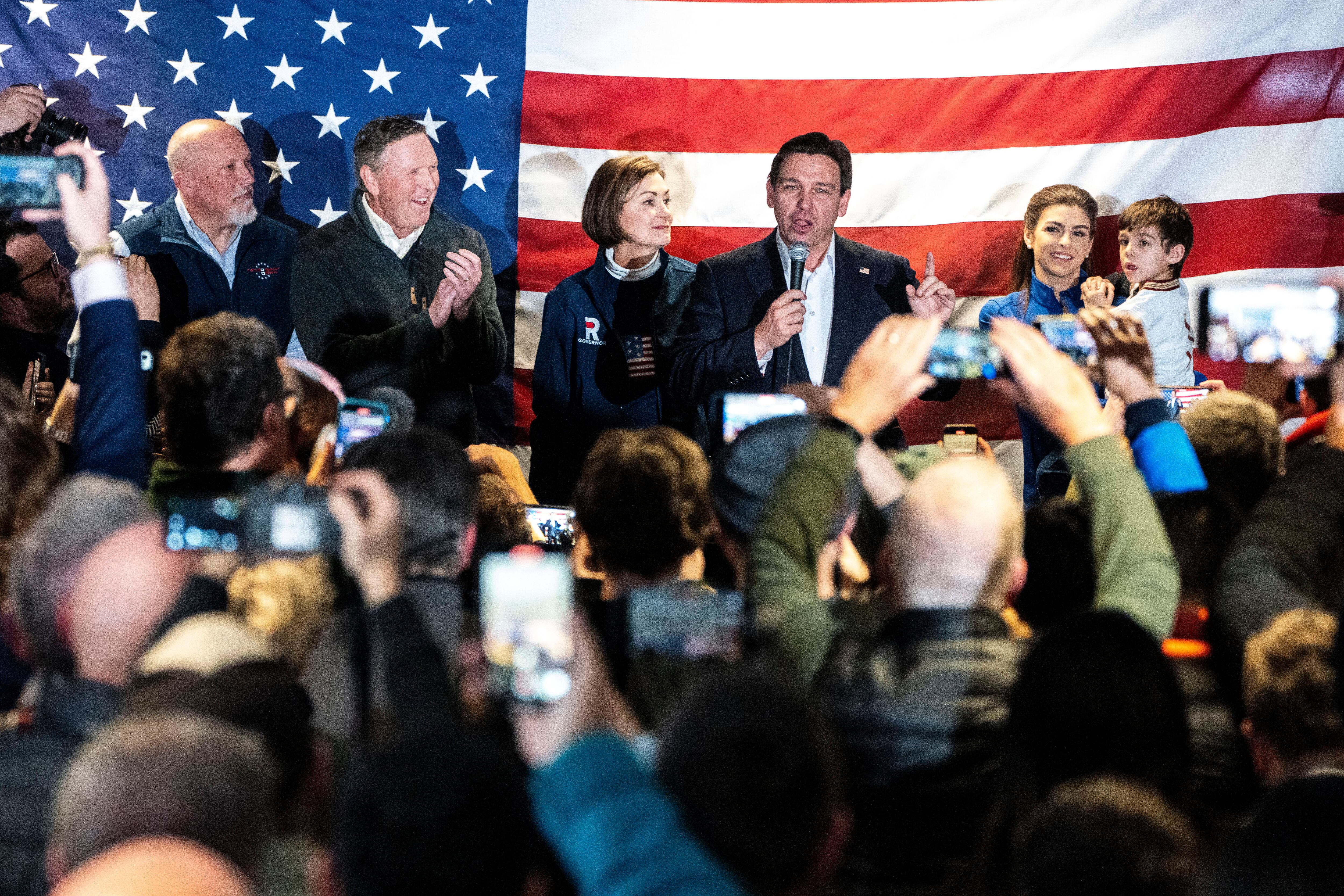 El gobernador de Florida, Ron Desantis, habla ante una sala repleta de simpatizantes el sábado 13 de enero de 2024 en la sede de la campaña Never Back Down en West Des Moines, Iowa.