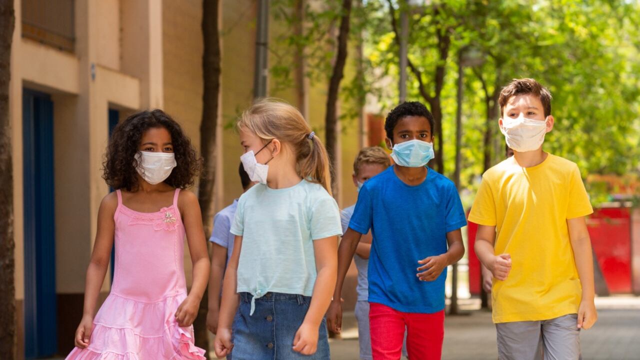 Para que los niños y jóvenes tengan un desarrollo emocional, intelectual y mental estable se requieren las relaciones interpersonales, que solo surgen en entornos como los colegios y las universidades.