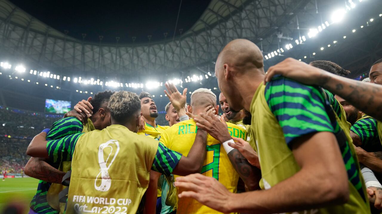 Richarlison marcó los dos goles del debut brasileño ante Serbia