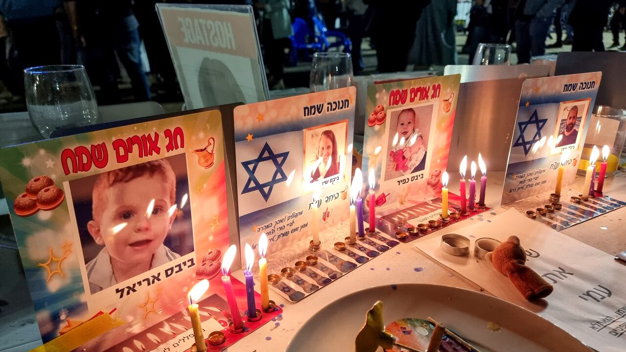 Se encienden velas de Hanukkah en los lugares dispuestos en la mesa del festival para la familia Bibas, una familia israelí que incluye al bebé Kfir de 11 meses, su hermano Ariel de 4 años y sus padres Shiri y Yarden , que están rehenes de Hamas en la Franja de Gaza, en The Hostages and Missing Square, el 9 de diciembre de 2023 en Tel Aviv, Israel. Miles de israelíes pidieron la liberación inmediata de los 138 rehenes israelíes restantes retenidos por Hamás durante una manifestación en la plaza, que coincidió con la tercera noche de la fiesta judía de Hanukkah.