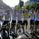 El equipo UAE Team celebra la vicoria de su líder Tadej Pogacar en París