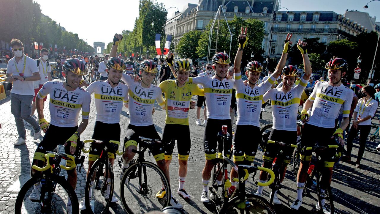 El equipo UAE Team celebra la vicoria de su líder Tadej Pogacar en París