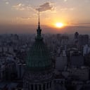 El sol se pone detrás del Congreso Nacional mientras el humo de los incendios forestales del Delta del Paraná afecta el medio ambiente en Buenos Aires, Argentina, el 2 de marzo de 2023.