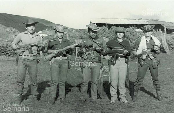 Los guerrilleros de las Farc en sus inicios no tenían uniformes y como se observa en la foto, estaban armados con una variedad de viejos fusiles.